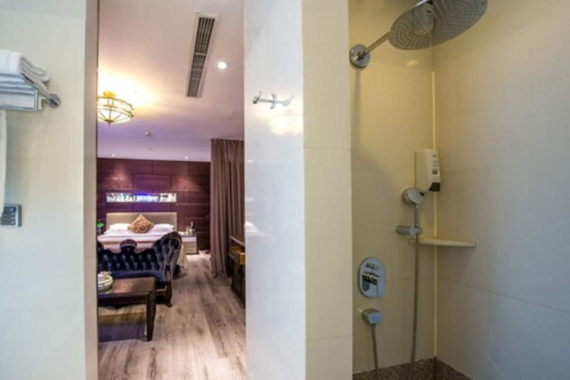Kingtown Riverside Plaza Hotel 4*